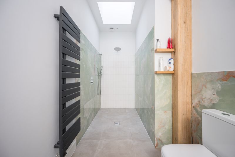 Lower Ground Floor En-Suite- click for photo gallery